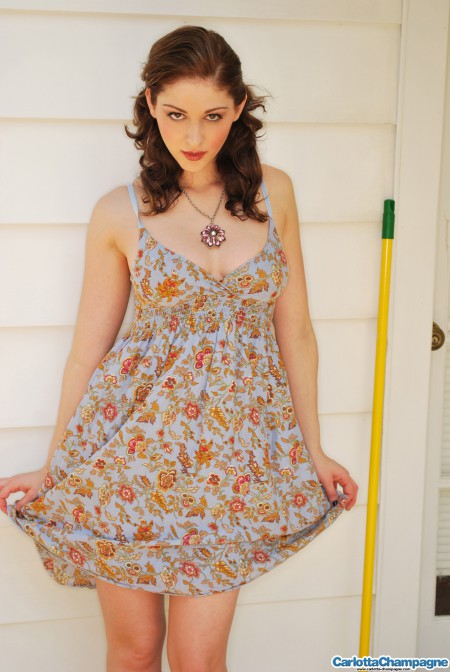 Летняя фэшн-модель в природе