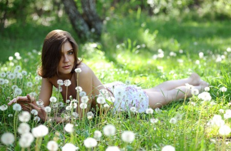 Летнее наслаждение в обнаженной природе