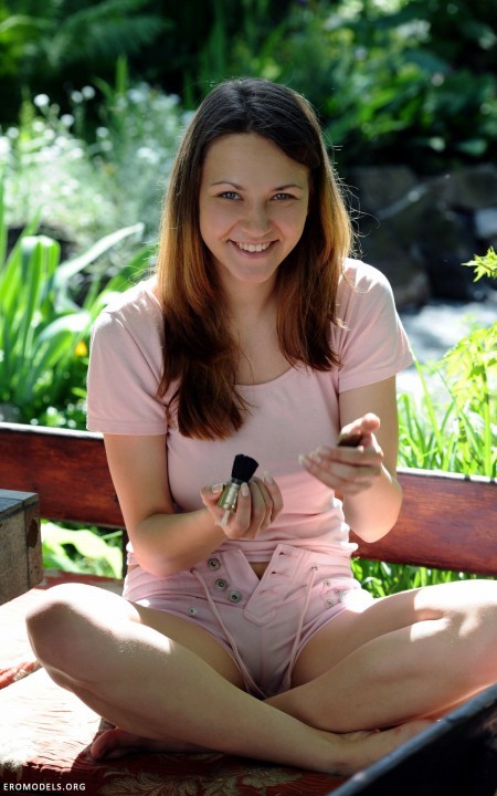 Летнее счастье: обнаженная Дана улыбается на природе