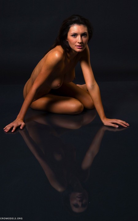 Сногсшибательная Клаудия: Фотосессия чувственной модели без одежды