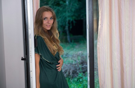 Элегантная Дана: Улыбка и Солнечный Стиль