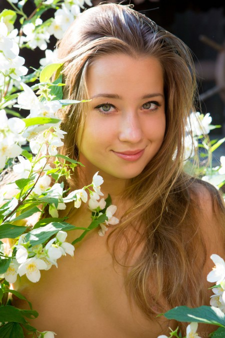 Летний фэшн-фотосет с привлекательной моделью