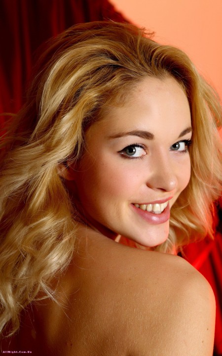 Элегантная и чувственная блондинка Алиса