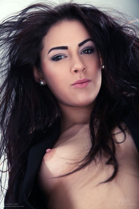 Соблазнительная красота в эротической фотосессии