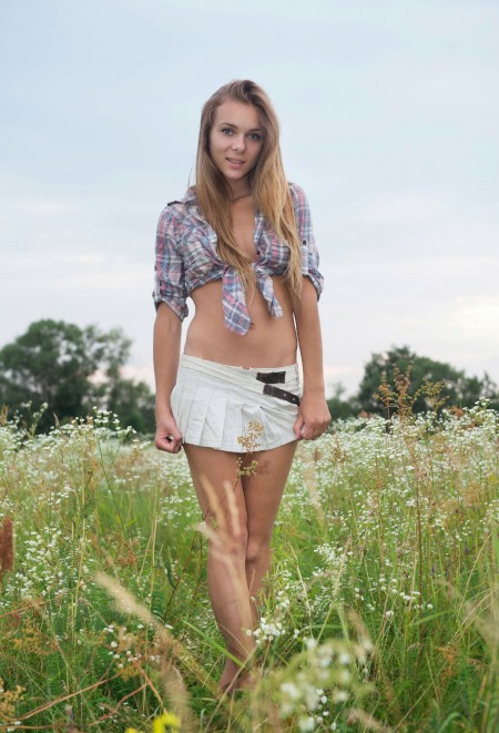 Летнее счастье: эротическая фотосессия на природе