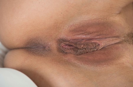 Блондинка Кейли А: элегантная фотосессия в спальне