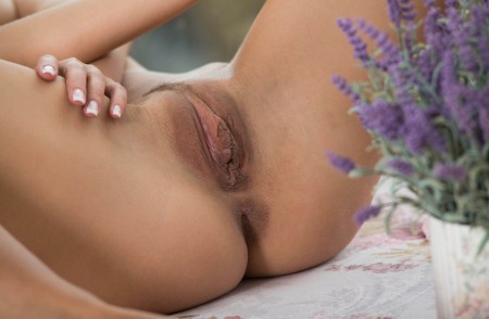 Летняя свежесть: Кейли в расслабленной позе