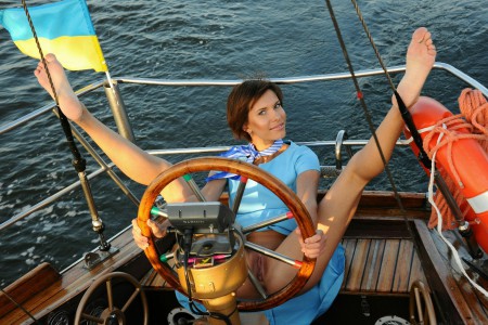 Летнее наслаждение: Сузанна и парусник