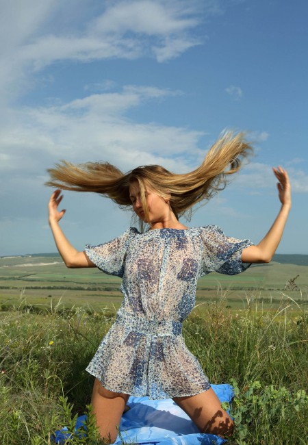 Весна счастья: Девушка на лугу