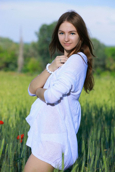 Изабель А весело позирует голой на природе