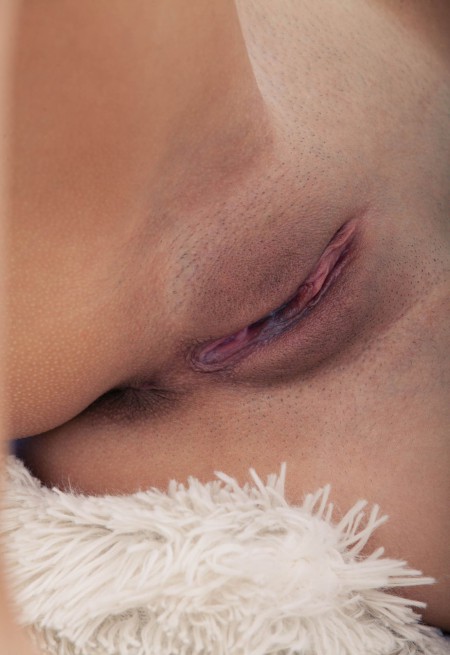 Веселин А: улыбающаяся дома в эротической фотосессии