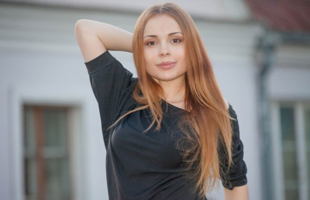 Уверенная и веселая бизнес-модель в природном эротическом фотосете