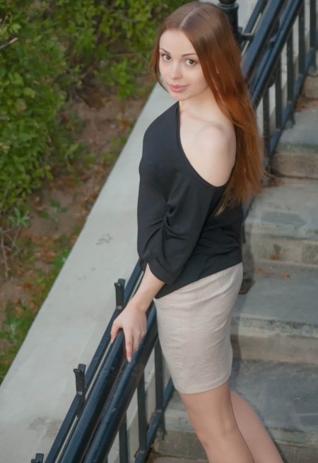 Уверенная и веселая бизнес-модель в природном эротическом фотосете