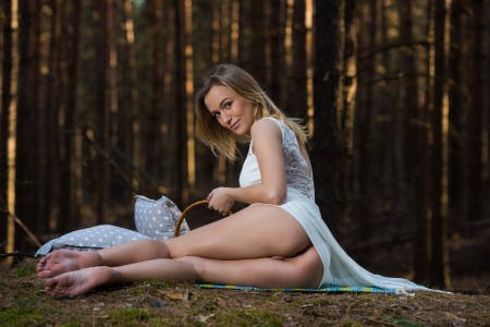 Смайлик в лесу: чувственная фотосессия