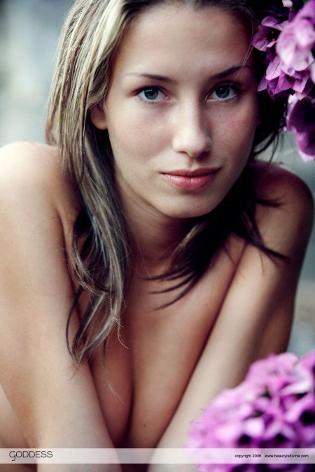 Соблазнительная девушка Янетта позирует голая на природе