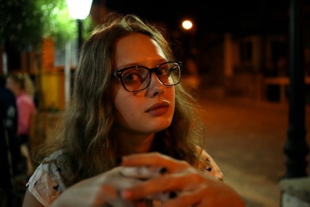 Летняя чувственность: обнаженная девушка на природе