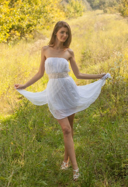 Летняя эротическая фотосессия с улыбающейся девушкой