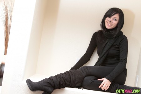 Счастливая девушка Catie Minx позирует