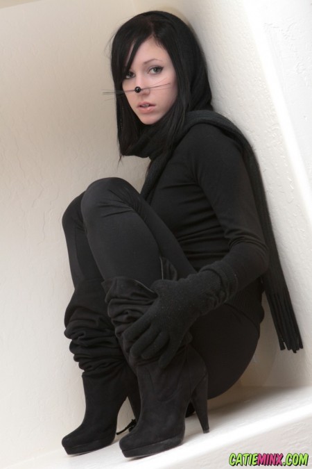 Счастливая девушка Catie Minx позирует