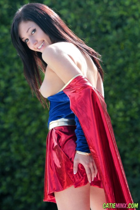Веселая Catie Minx позирует голой на улице