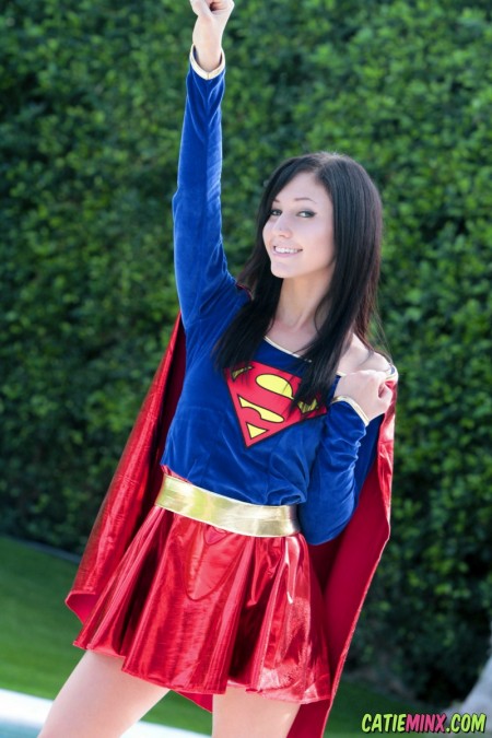 Веселая Catie Minx позирует голой на улице