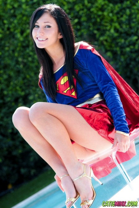 Веселая Catie Minx позирует голой на улице