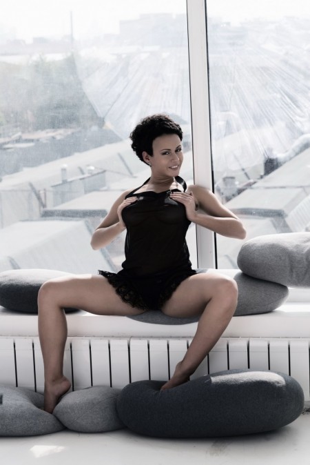 Памми Ли: Нежность и расслабление у окна