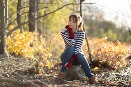 Счастливое обнаженное наслаждение осенью