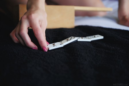 Игра девушки Диты В за столом