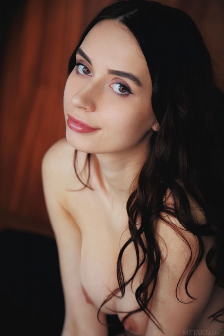 Игра девушки Диты В за столом