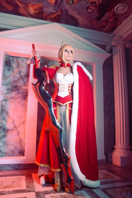 Поющая красавица Хелли Фон