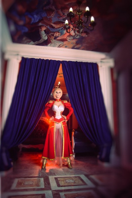 Поющая красавица Хелли Фон