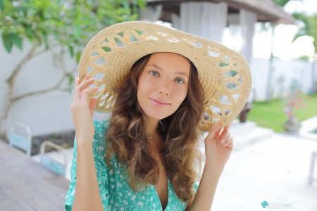 Летний отдых: обнаженная Катя на природе