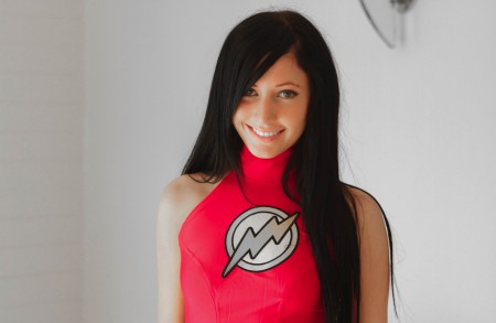 Смелая фотосессия модели в домашней обстановке