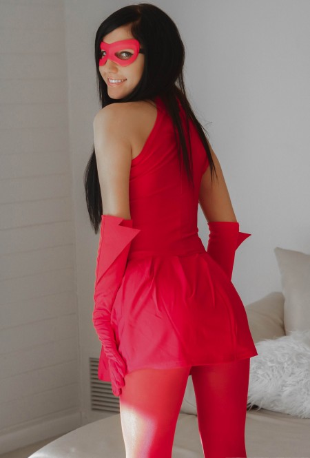 Смелая фотосессия модели в домашней обстановке