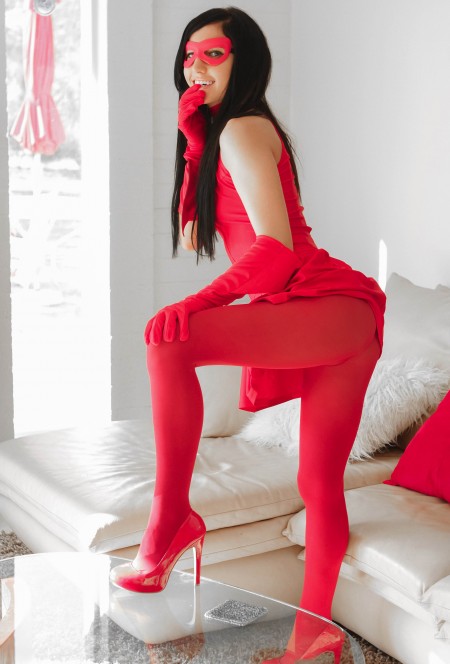 Смелая фотосессия модели в домашней обстановке