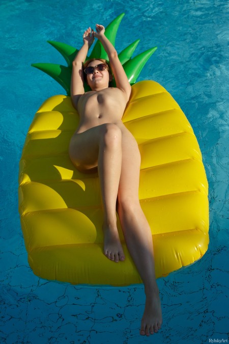 Летний отдых с улыбающейся Шанель