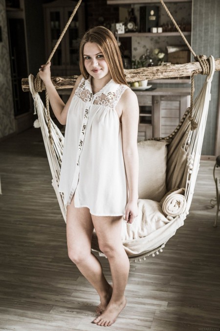 Радостная красота: Eveline E в эротической фотосессии