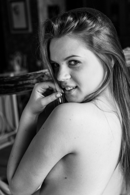 Радостная красота: Eveline E в эротической фотосессии