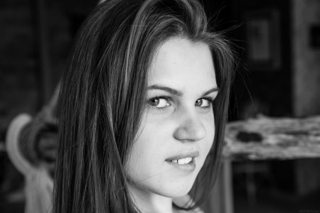 Радостная красота: Eveline E в эротической фотосессии