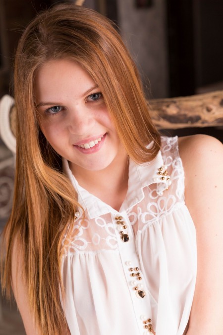 Радостная красота: Eveline E в эротической фотосессии