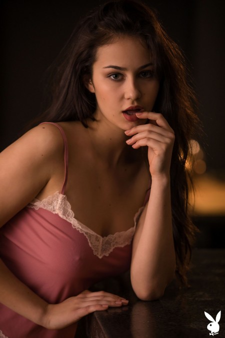 Софи Лимма: эротическая красота в домашней обстановке