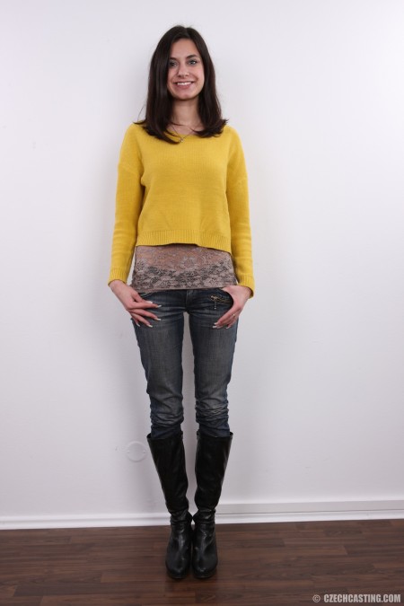 Счастливая улыбающаяся девушка в джинсах