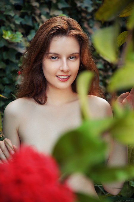 Летняя свежесть: девушка Сиенна в природе