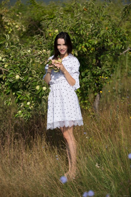 Летняя радость: эротическая фотосессия на природе