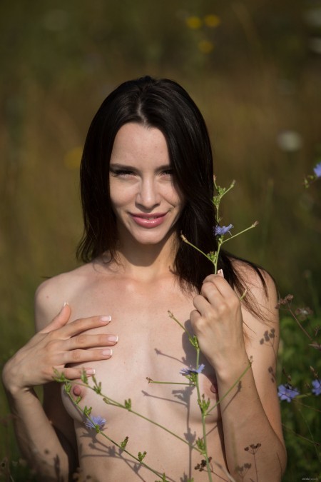 Летняя радость: эротическая фотосессия на природе