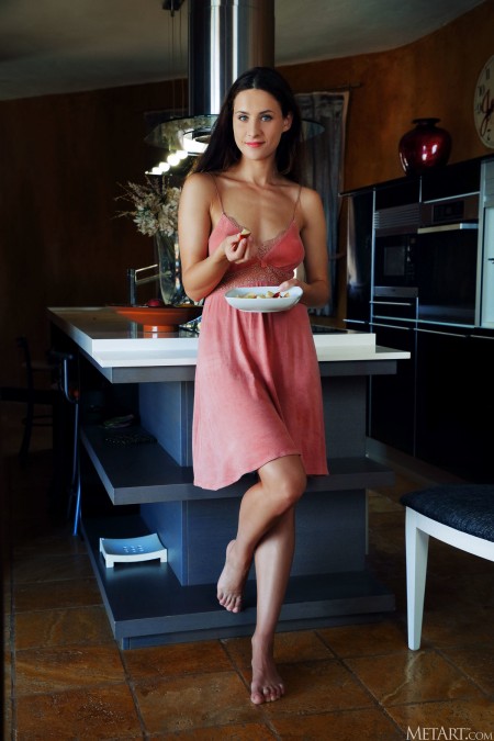 Посмеиваясь в домашней кухне