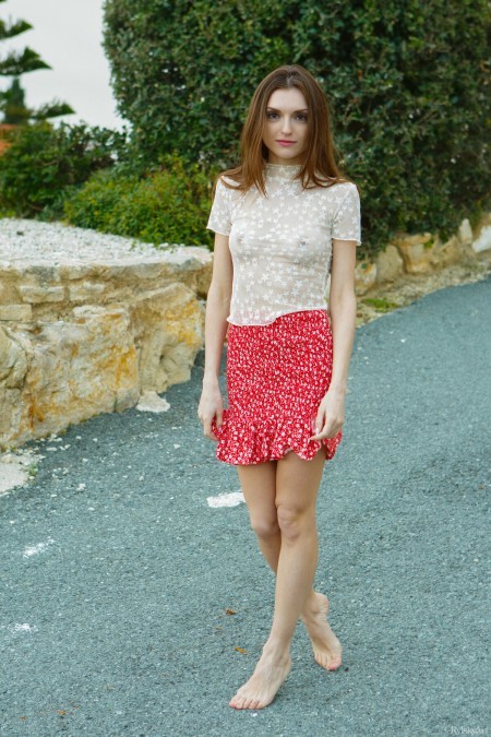 Летнее очарование: Моника Мэй на природе