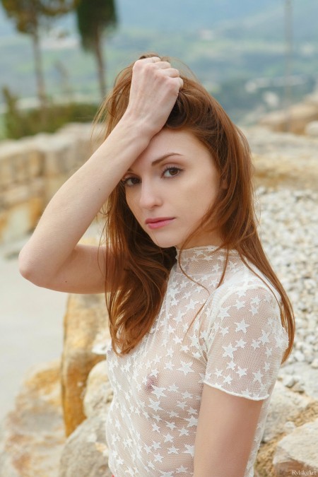 Летнее очарование: Моника Мэй на природе