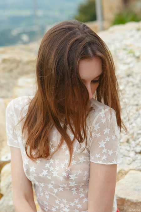 Летнее очарование: Моника Мэй на природе